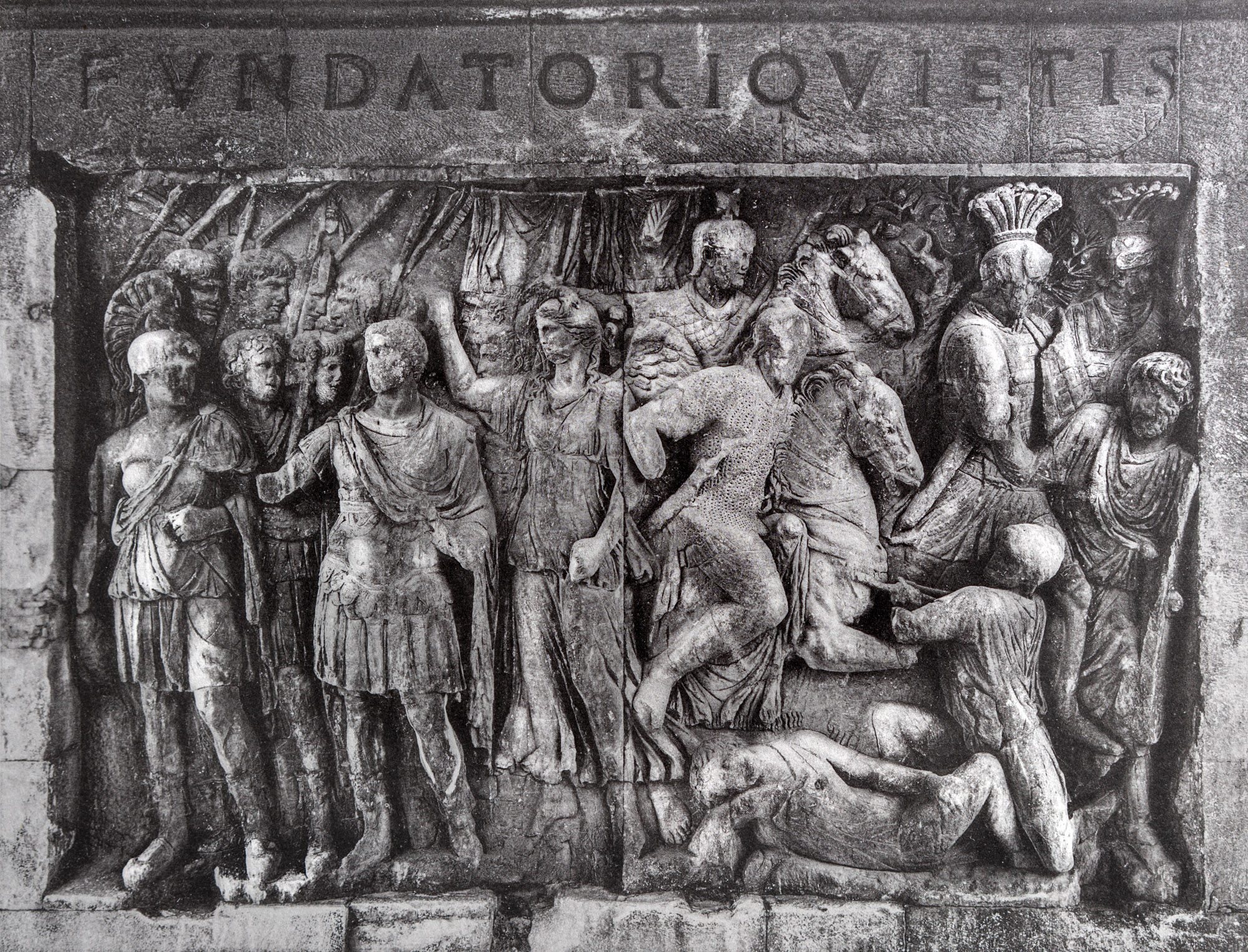34032 Relief im Hauptdurchgang des Konstantinbogens: Adlocutio Trajans und  Kampfszene